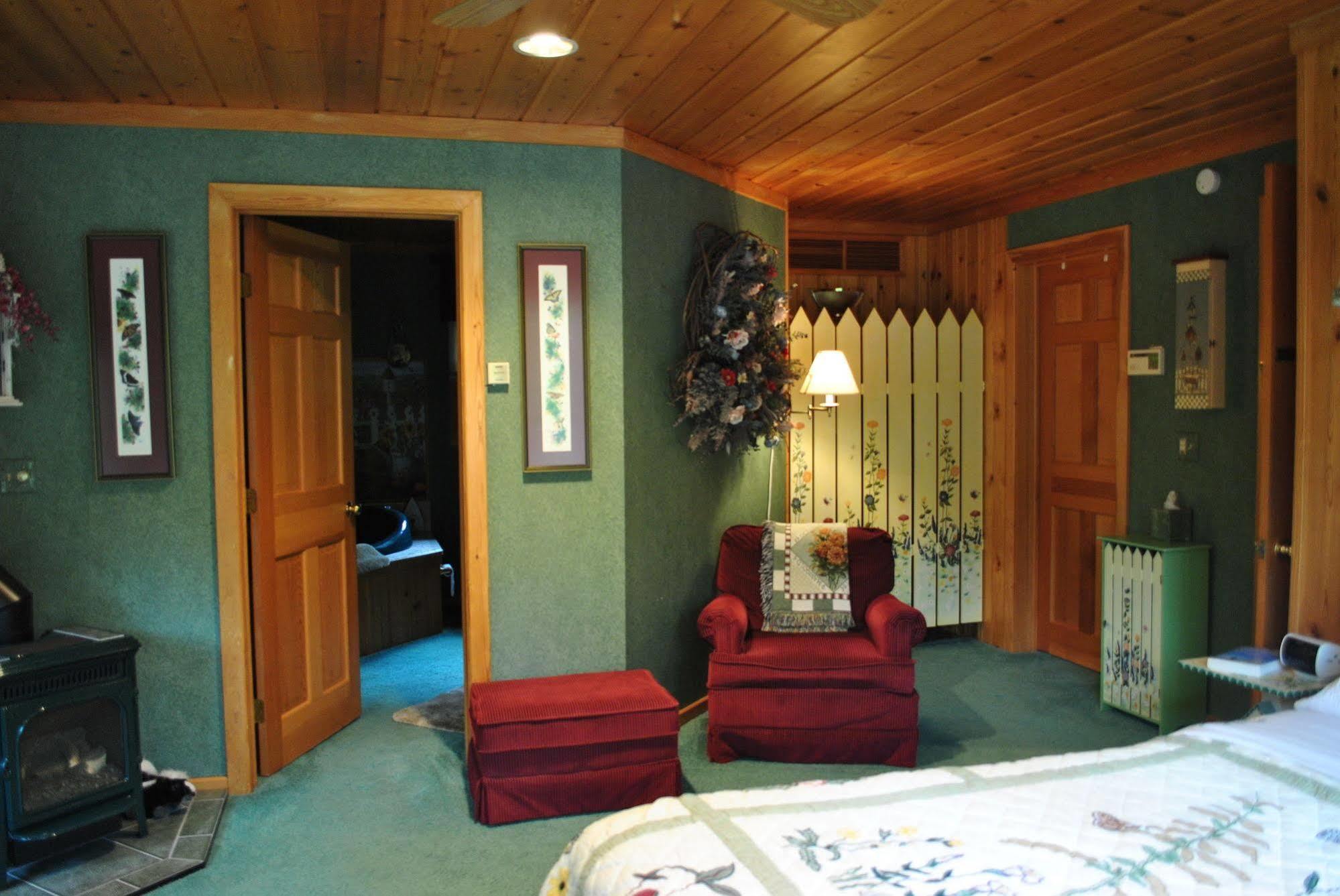 Horton Creek Inn B&B Charlevoix Extérieur photo