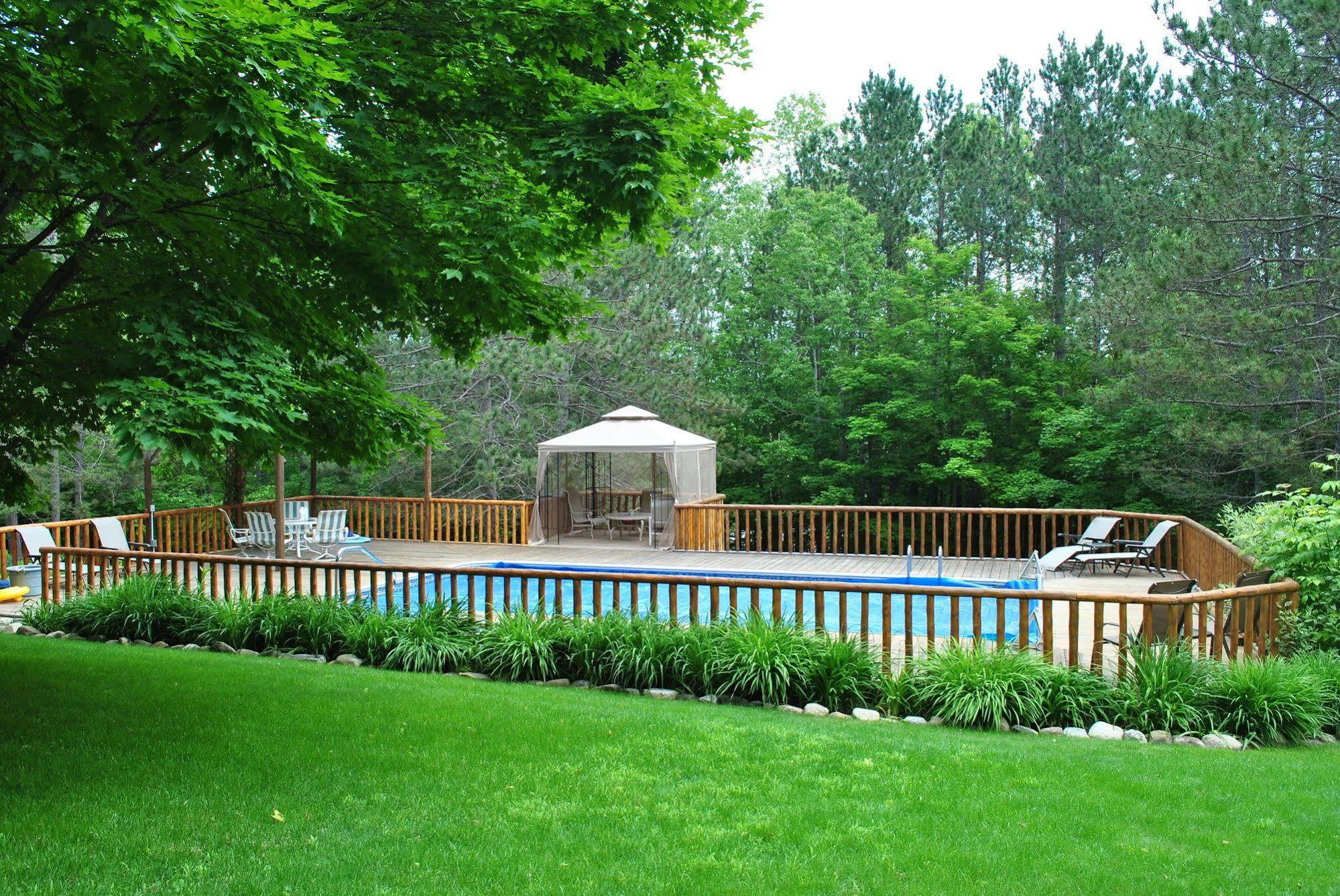 Horton Creek Inn B&B Charlevoix Extérieur photo